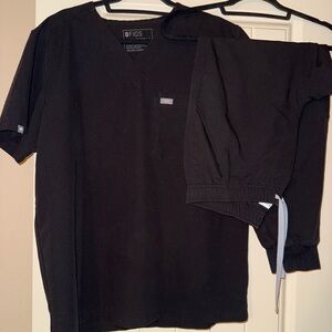 FIGS Men's Black Scrub Set